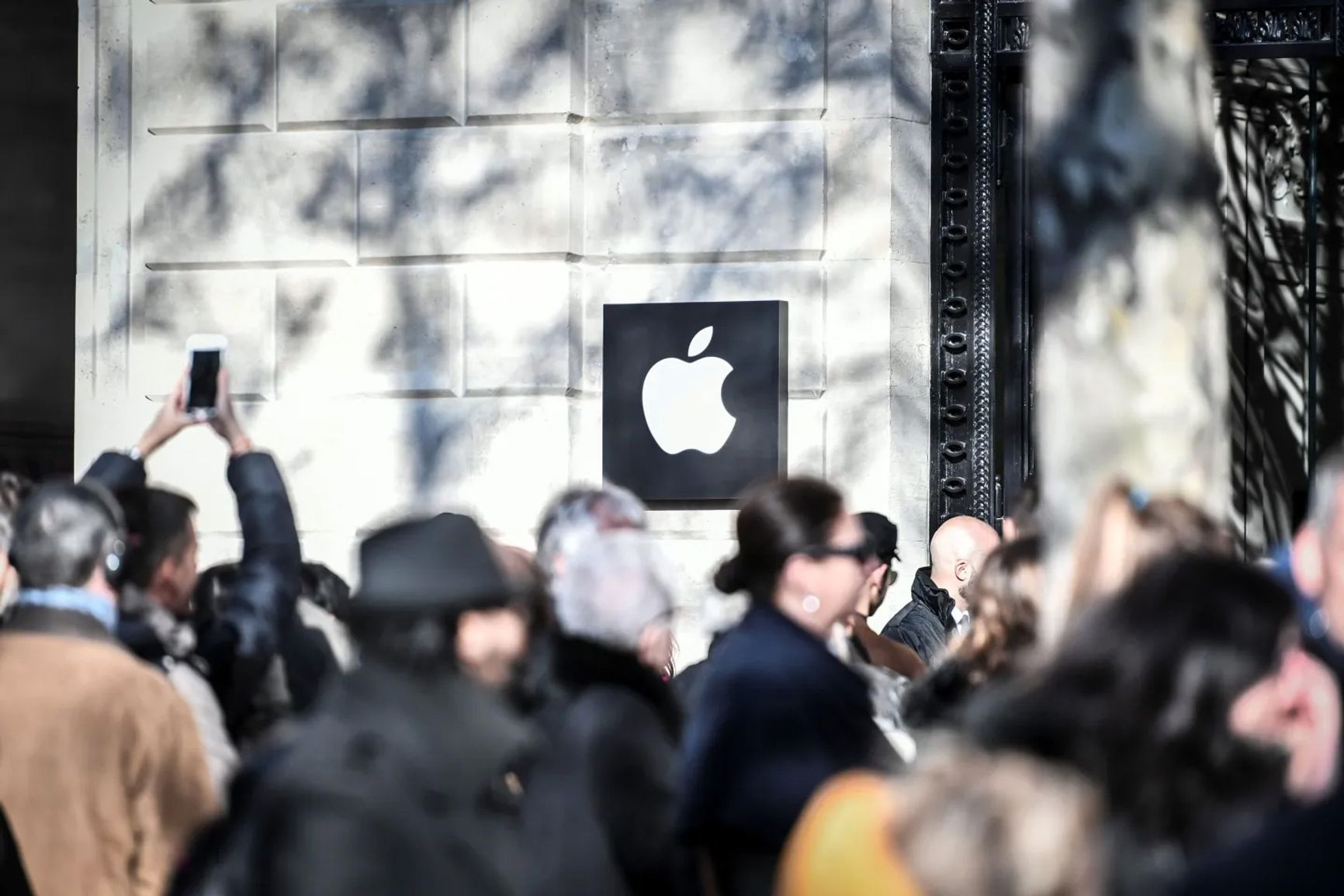 Очередь перед магазином Apple Champs-Élysées, Елисейские поля, Париж, 2023 год