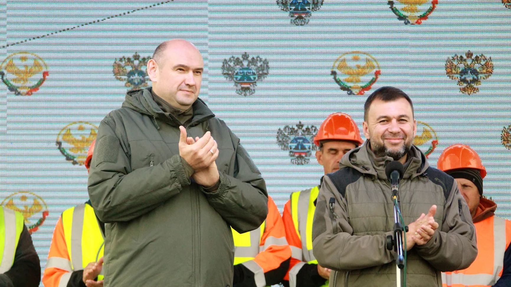 Евгений Солнцев (слева) и глава ДНР Денис Пушилин (справа)