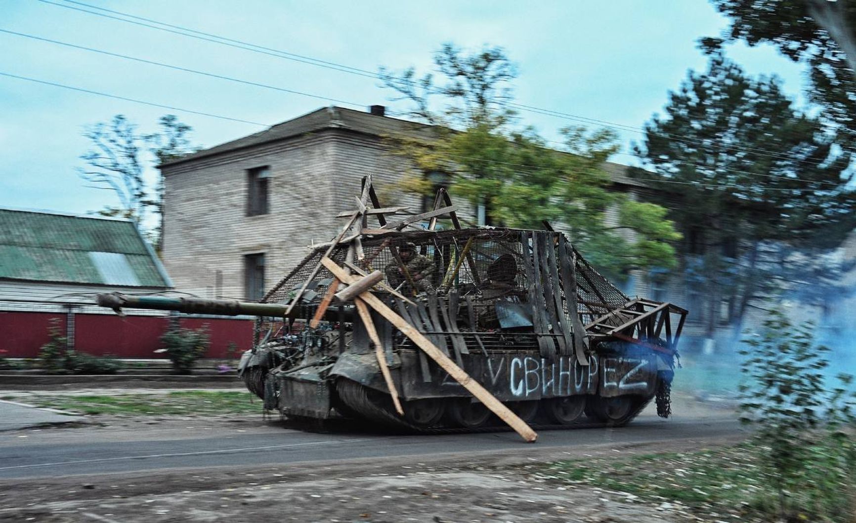 Российский именной танк Т-62 «СВИНОРЕZ» с дополнительной защитой из досок поверх «мангала»