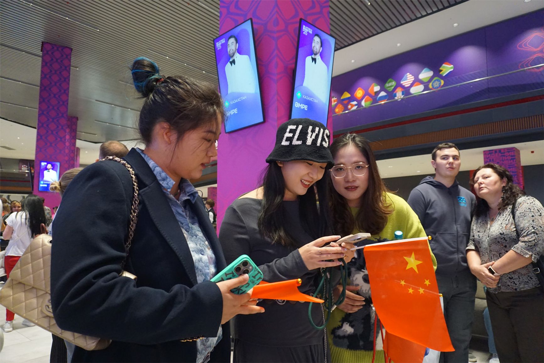 Иностранцев от каждой страны-участницы на входе в ожидании досмотра скапливалось в каждый промежуток времени почти одинаковое количество — человек по 10–20