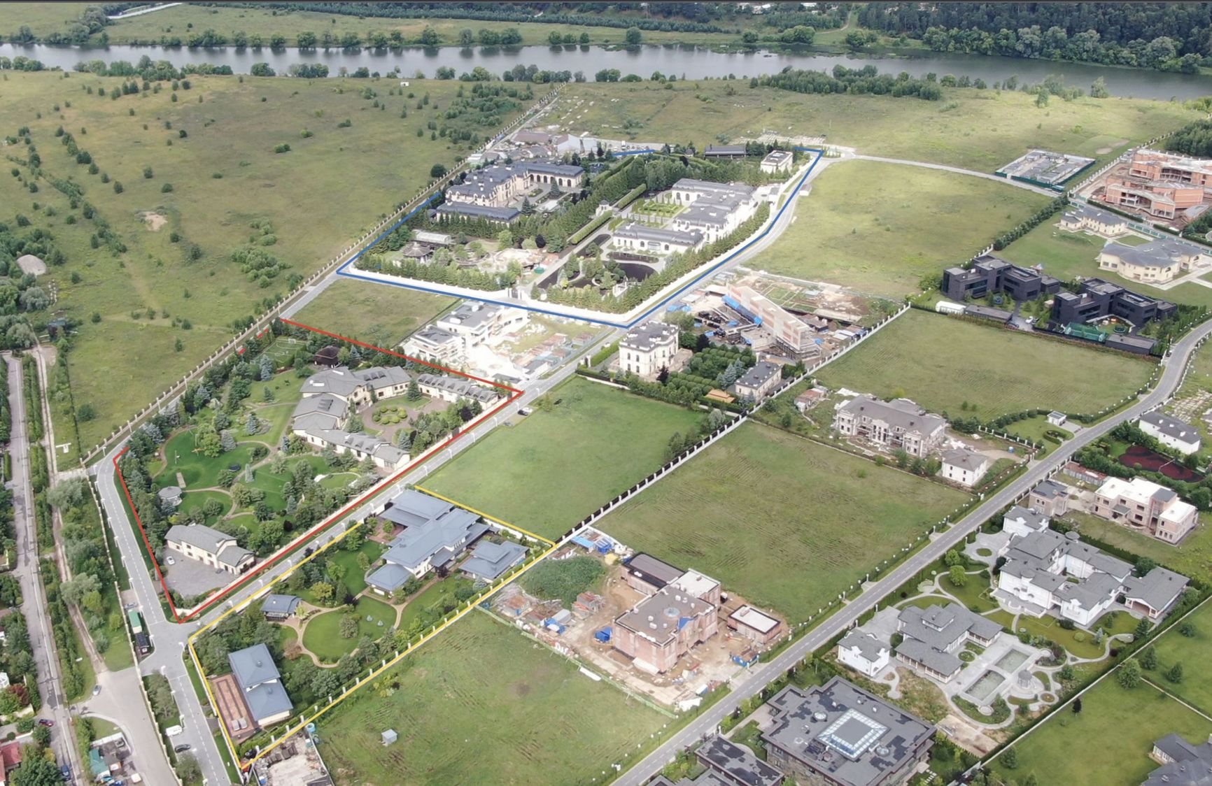 Shebunova's property marked in red, Akhmetova's property marked in yellow, Rotenbergs' property marked in blue