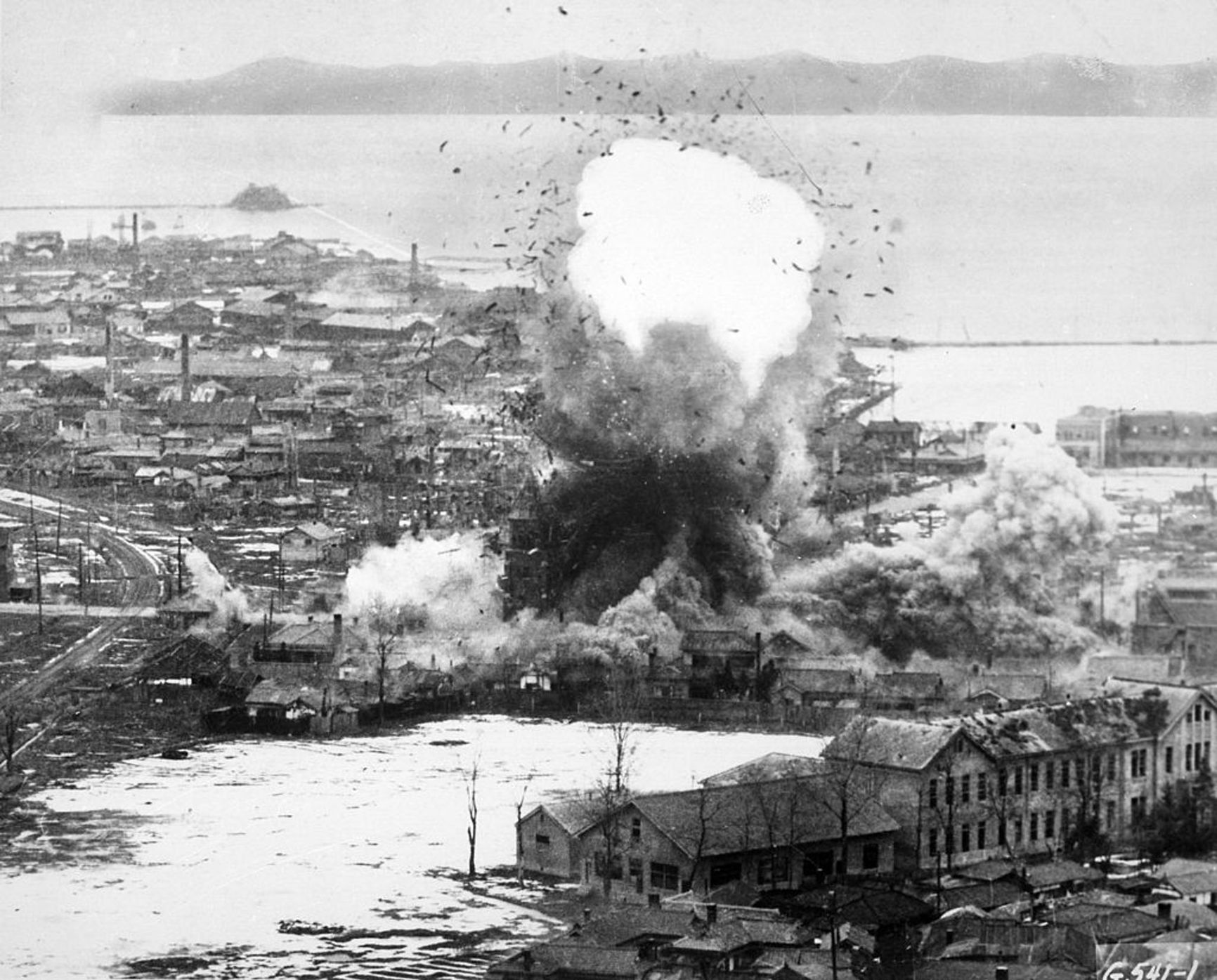 An air raid by American aviation on the North Korean port of Wonsan