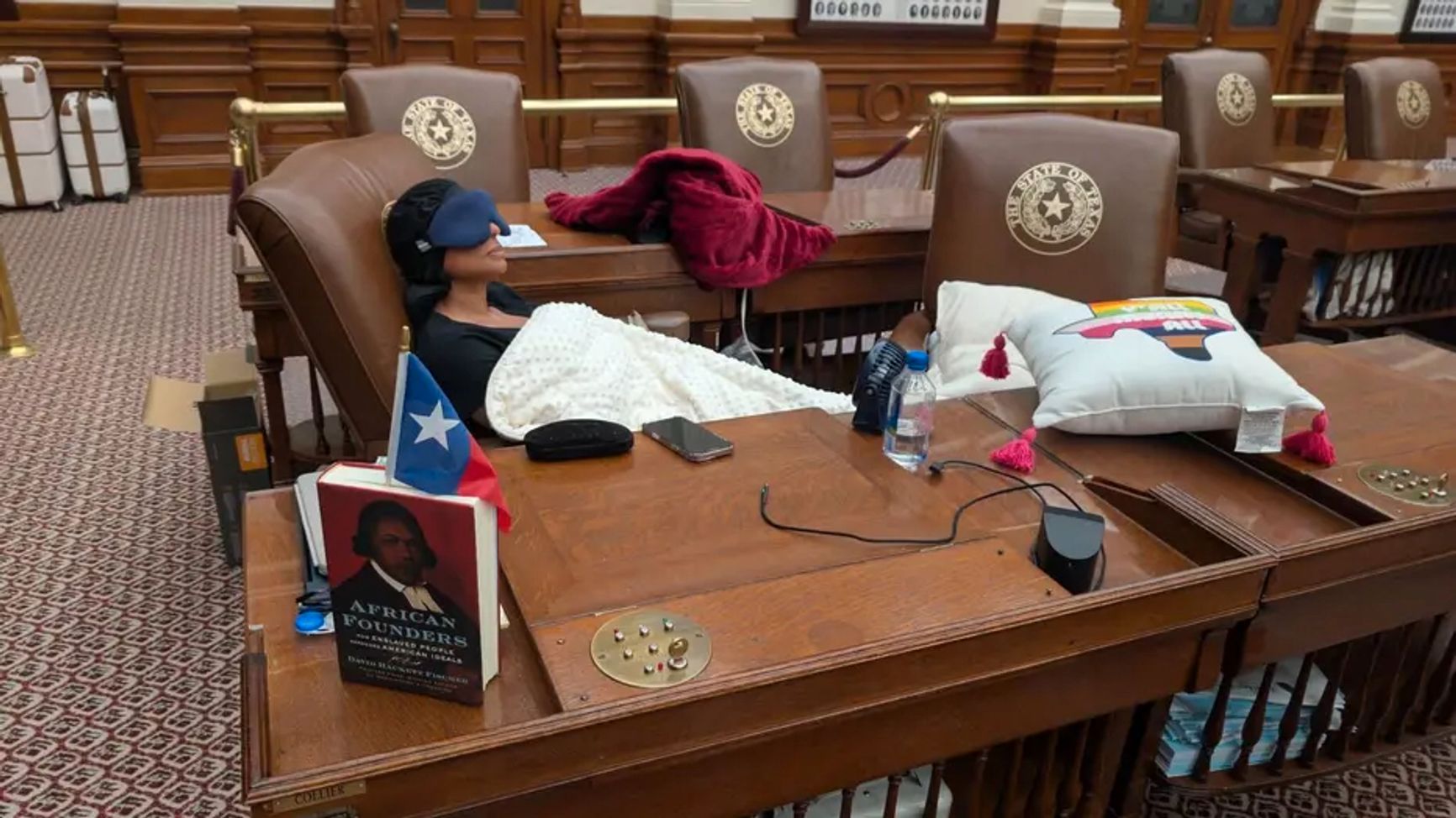 Демократка Николь Колльер в знак протеста против перенарезки округов в пользу республиканцев вынуждена ночевать в здании законодательного собрания Техаса