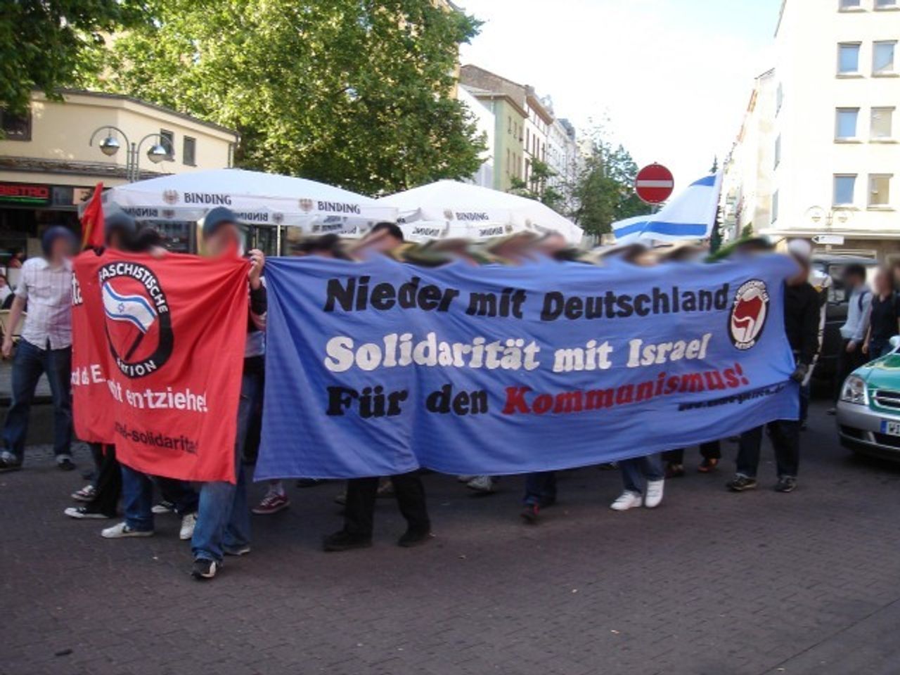 Баннер «Долой Германию! Солидарность с Израилем! За коммунизм!» на акции во Франкфурте в 2007 году