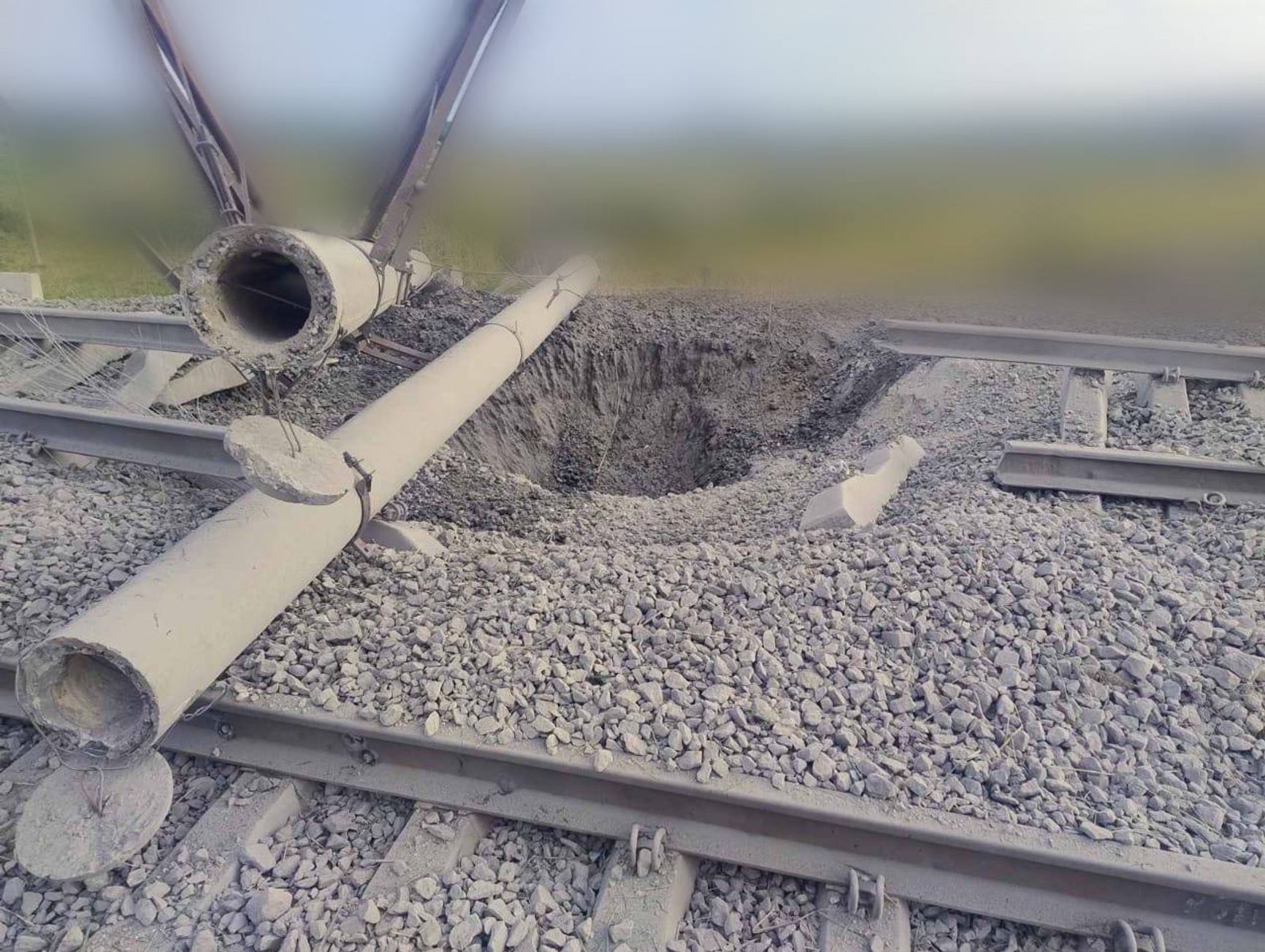 Последствия российского обстрела участка железной дороги перед Славянском в Донецкой области